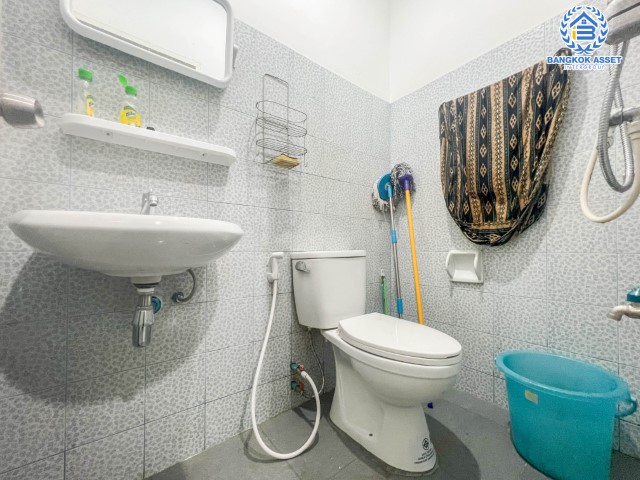 ทาวน์เฮ้าส์มือสองย่านนนทบุรี ม.ทอฝัน พิบูลย์สงคราม เนื้อที่ 19.2 ตร.ว. ฟังก์ชัน 3 ห้องนอน 2 ห้องน้ำ 1 ที่จอดรถ แถมฟรี! 2 เครื่องปรับอากาศ 1 เครื่องทำน้ำอุ่น บนทำเลเดินทางสะดวก เชื่อมต่อหลายเส้นทาง ใกล้จุดขึ้นทางด่วน "พระราม7" และรถไฟฟ้าสายสีม่วง "สถานีแยกติวานนท์"